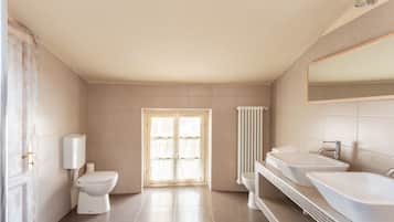 Regadera, secadora de cabello, bidet, toallas