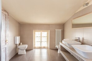 Regadera, secadora de cabello, bidet, toallas 