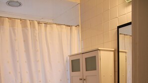Un baño con inodoro, lavamanos y armario.