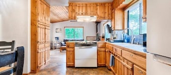 Petite Chalet with deck near Loch Lomond!

