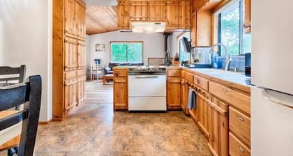 Petite Chalet with deck near Loch Lomond!
