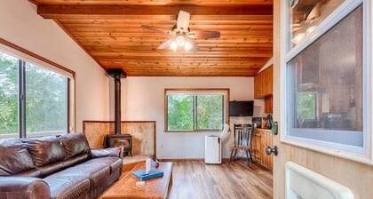 Petite Chalet with deck near Loch Lomond!