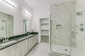 Bathroom - another amazing downtown view no.7 (Dallas)