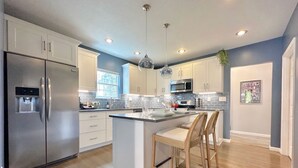 Luxury House | Private kitchen | Full-sized fridge, microwave, oven, stovetop - The Beverly at Mt. Lebanon by Luxe PGH (Pittsburgh)