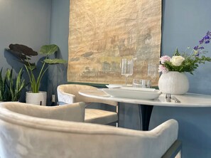 Dining room - The Beverly at Mt. Lebanon by Luxe PGH (Pittsburgh)