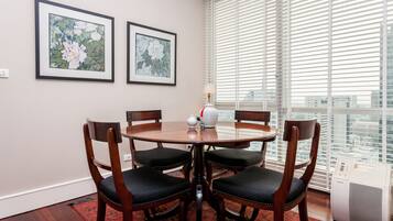Apartment, 1 Bedroom, Balcony, Garden View | Dining