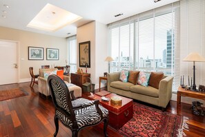 Living room - 1 Bed Serviced Skyvilla With View Check in 15h to 22h Only (Bangkok)