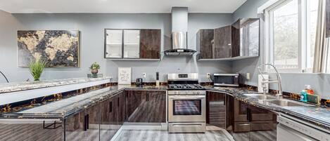 Réfrigérateur, four à micro-ondes, un four, surface de cuisson