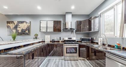 Stylish & modern dog-friendly townhome with lovely balcony - near parks & golf