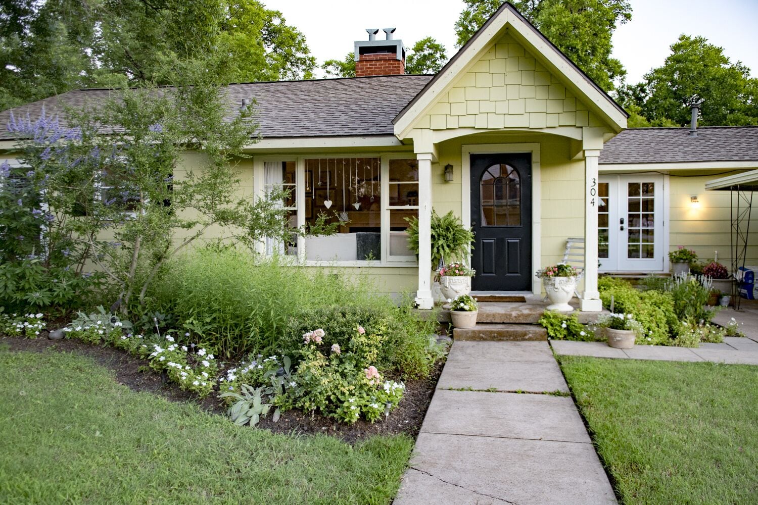 Walk to Historic DT or hop on the Chaparral Trail walk/bike paths 2 doors away!
