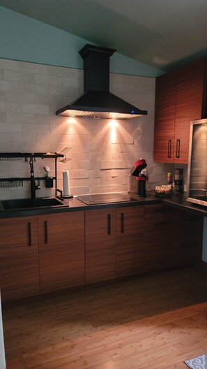 Private kitchen - Cozy Poolside Casita Centrally Located to LA and OC Attractions (La Puente)