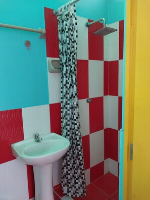 Douche, bidet, serviettes fournies, savon