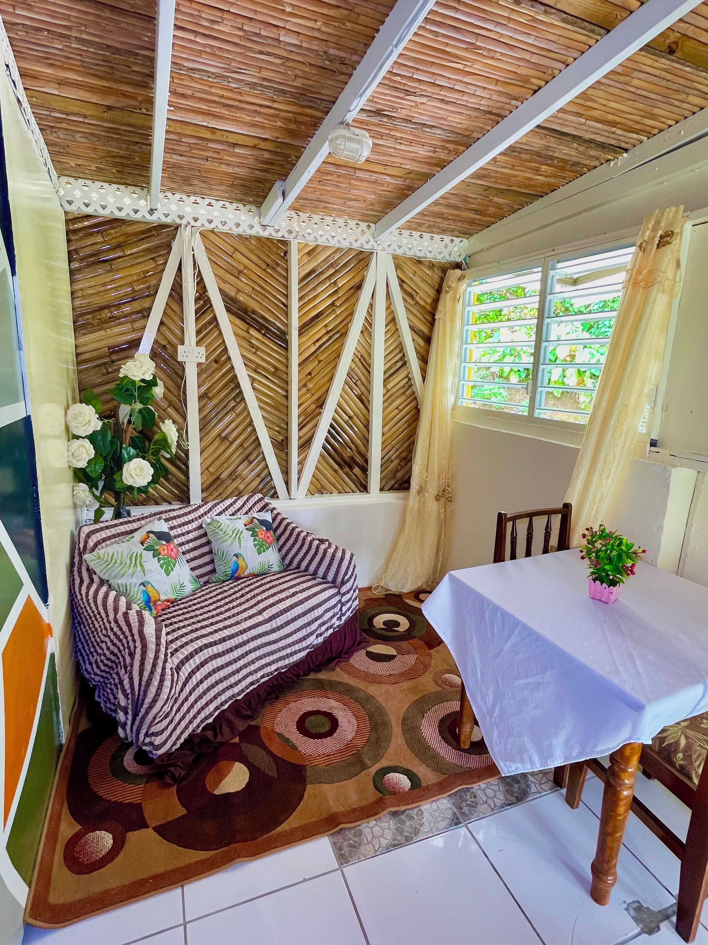 Căn hộ phong cách cổ điển, 2 phòng ngủ | Khu phòng khách