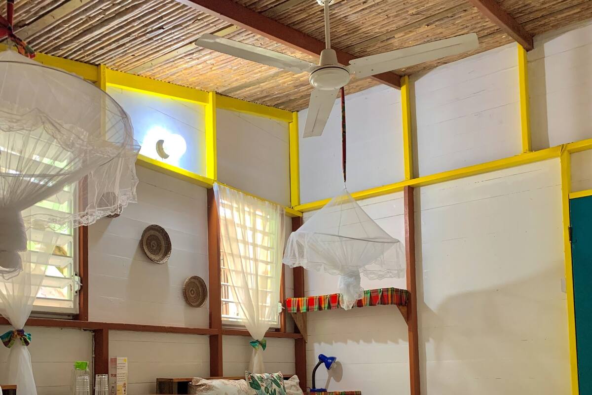 Kamar Quadruple Standar | Wi-Fi gratis dan seprai linen