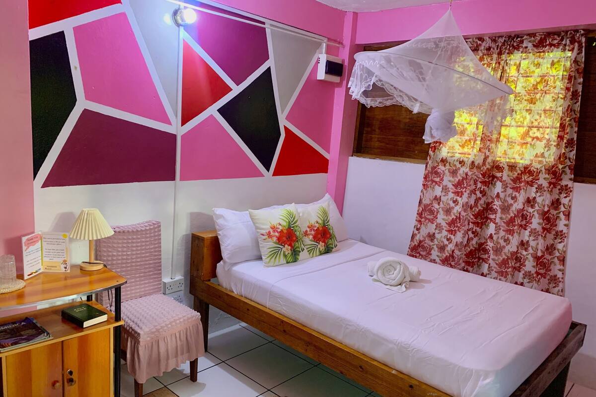 Kamar Double Romantis | Wi-Fi gratis dan seprai linen