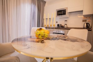 Apartamento conforto | Opções para refeição no quarto