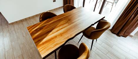 Un comedor moderno con una mesa de madera y cuatro sillas.