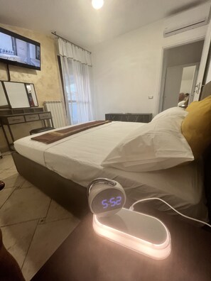 1 soverom, skrivebord, strykejern/-brett og reiseseng for barn