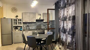 Mikrowelle, Ofen, Herdplatte, Wasserkocher mit Kaffee-/Teezubehör