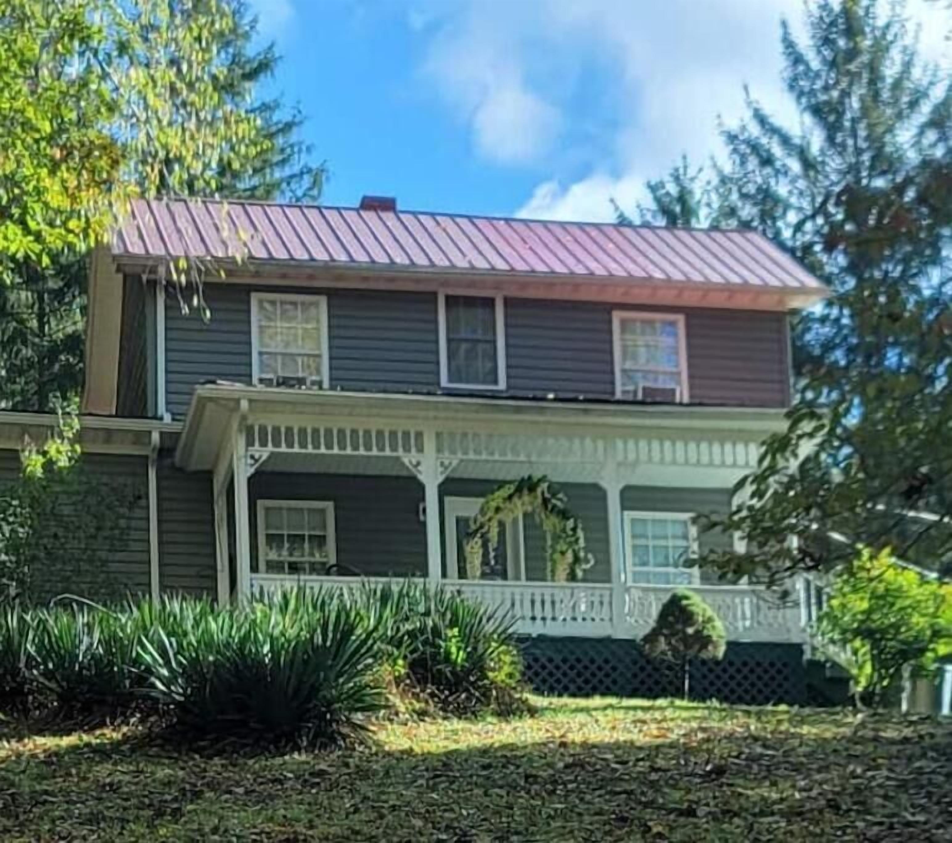 The Tree Garden Cottage at Alderson. Five minutes to the Greenbrier River. 