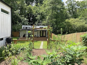 Property grounds - Tiny Medlock, a cozy haven! (Decatur)