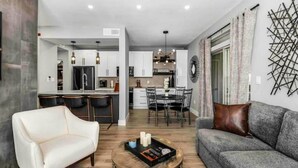 Smart TV, fireplace - Wonderful Avalon Condo (Ground Floor) - Renovated & Steps to Pool!!!🏝️ (Clearwater)