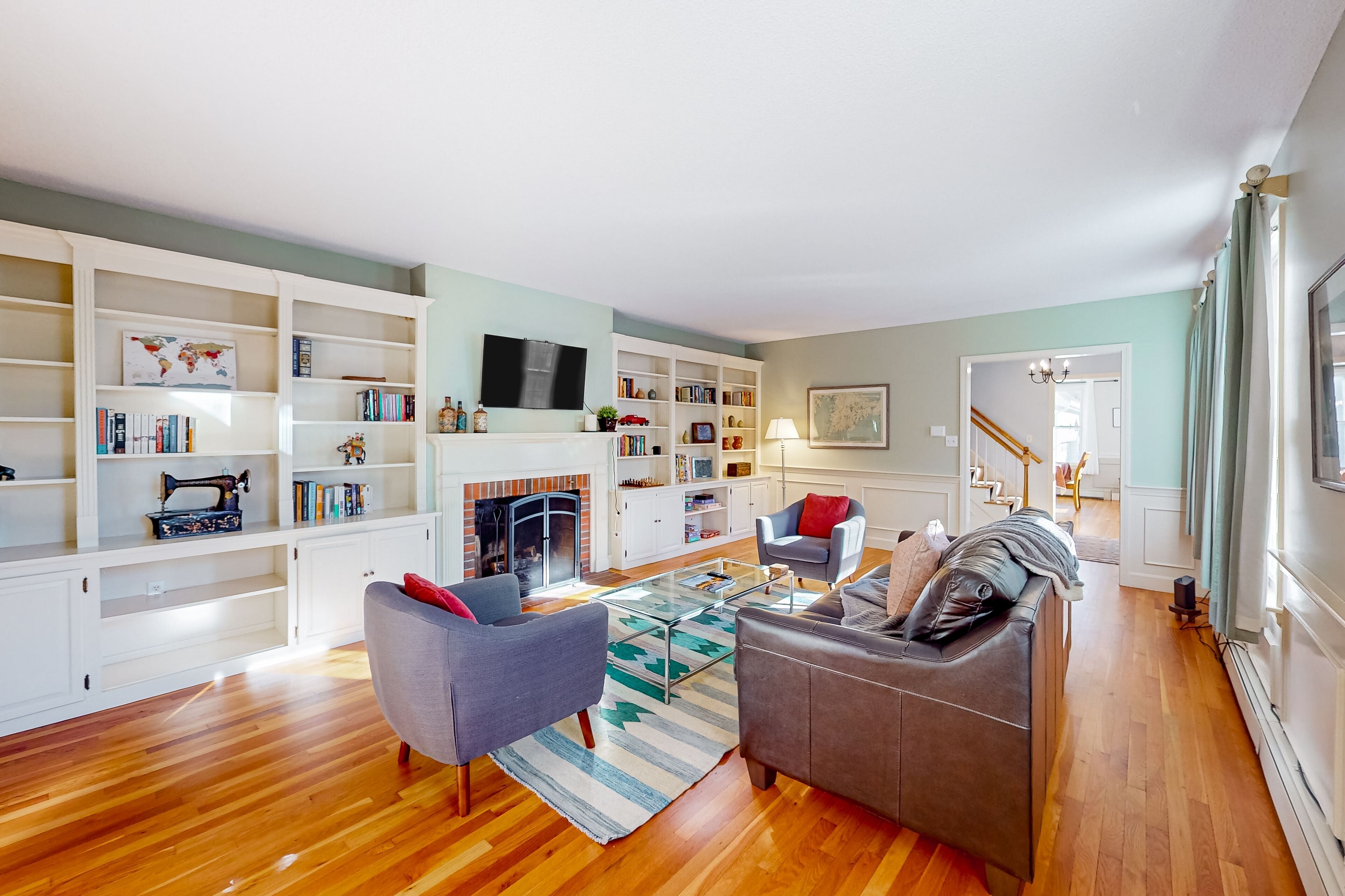 Télévision, table de tennis de table, livres