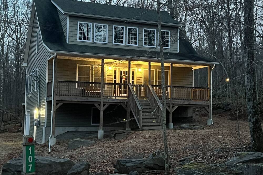 Masthope Winter and Summer Vacation Destination Chalet