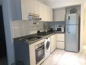 Microwave, oven, stovetop, cookware/dishes/utensils - Cómodo Departamento en Almagro (Buenos Aires)