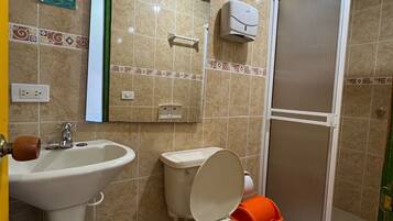 Basic Double Room | Bathroom