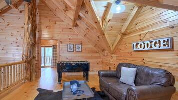 Smart TV, chimenea y futbolito