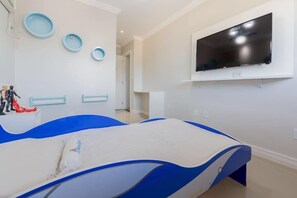 4 bedrooms, iron/ironing board, WiFi, bed sheets