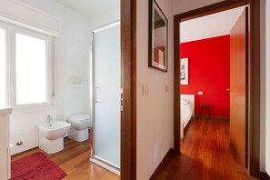 Regadera, secadora de cabello, bidet, toallas 