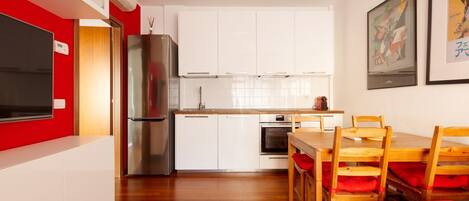 Réfrigérateur, un four, surface de cuisson, lave-vaisselle