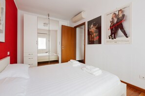 1 chambre, fer et planche à repasser