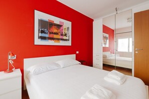1 dormitorio y tabla de planchar con plancha