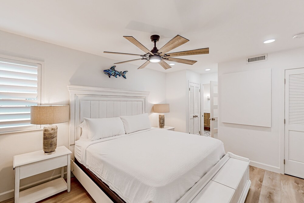 Renovated Gulffront apartment with amazing view & washer/dryer