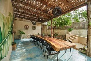Outdoor dining - CoLiving Suites by WeNomads (La Veleta, Tulum)