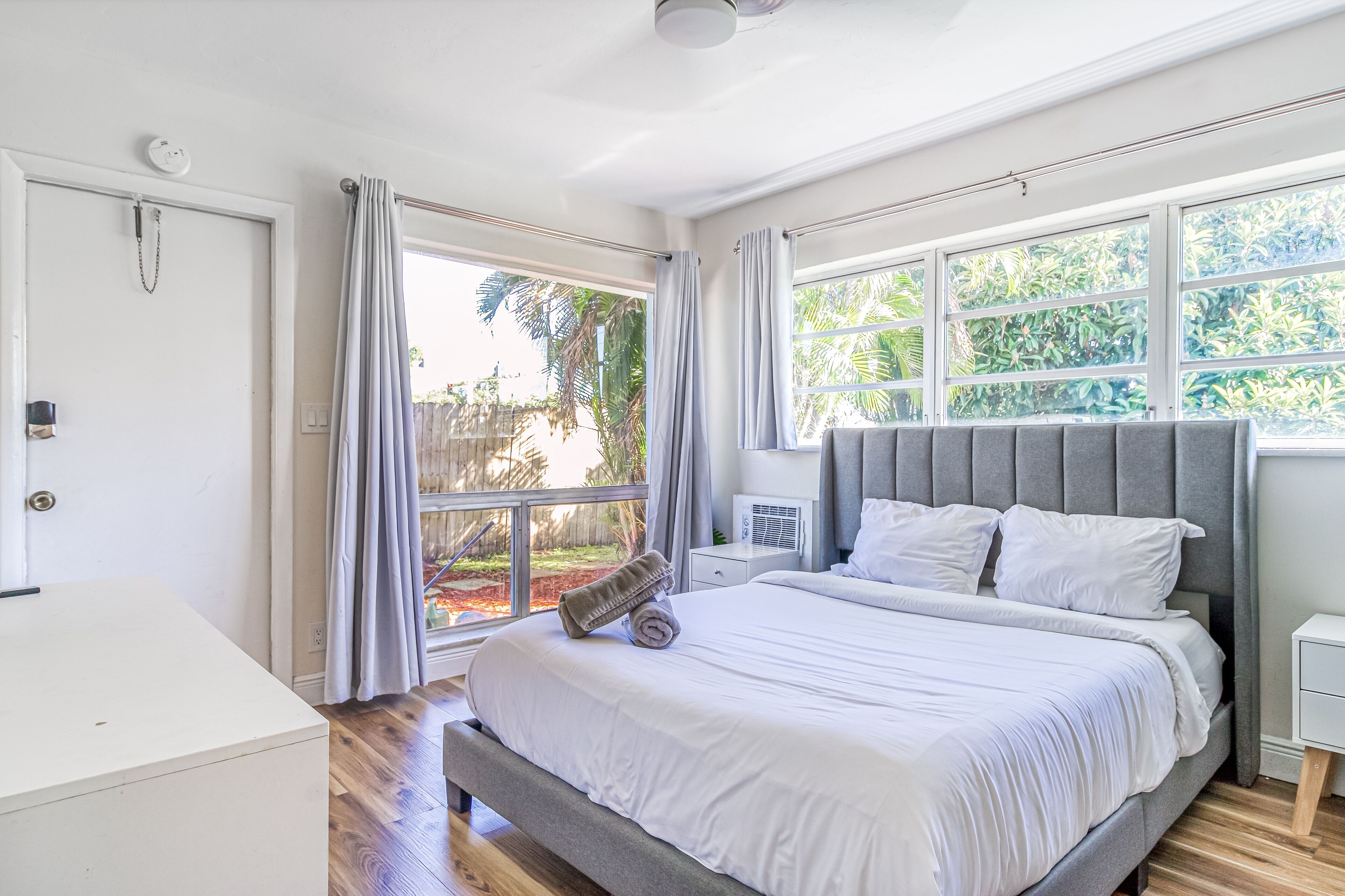 6 bedrooms, iron/ironing board, internet, bed sheets