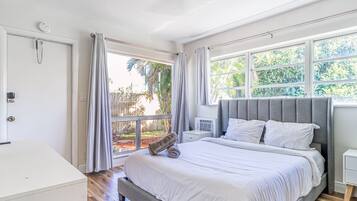 6 bedrooms, iron/ironing board, internet, bed sheets