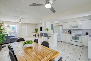 Køleskab, mikrobølgeovn, ovn, kogeplade