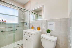 Hårføner og håndklær