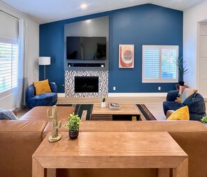 Una Smart TV, una chimenea, videojuegos, un futbolín