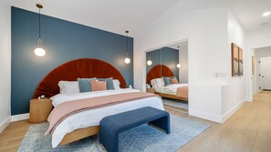 4 dormitorios, escritorio, tabla de planchar con plancha y cuna de viaje