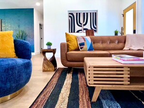 Smart-TV, Kamin, Videospiele, Tischfußball