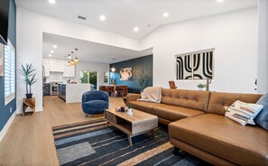 Una Smart TV, una chimenea, videojuegos, un futbolín