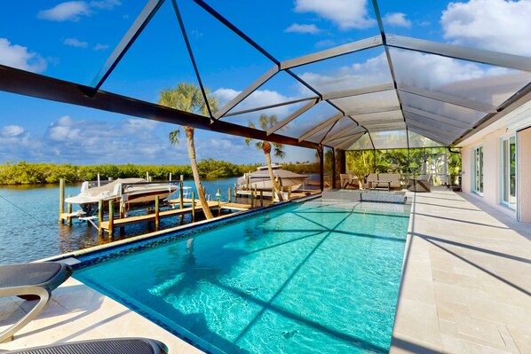 A heated pool - Waterfront dream - heated infinity pool & therapeutic spa, sunset views & office (Cape Coral)