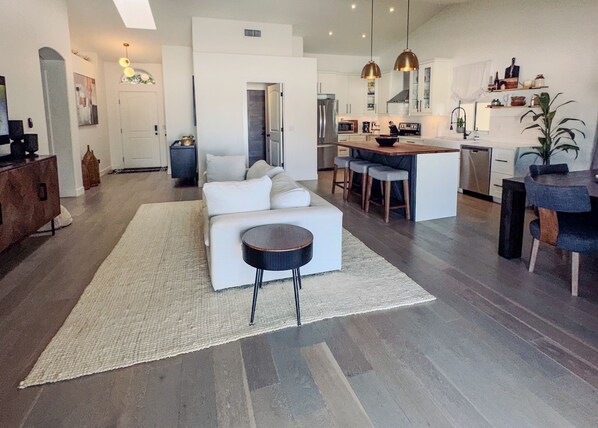 Smart TV, fireplace - Perfect Desert Retreat (Peoria)