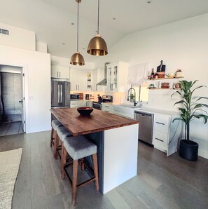 Fridge, microwave, oven, stovetop - Perfect Desert Retreat (Peoria)