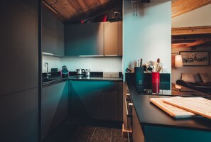 Geladeira, micro-ondas, fogão, lava-louças